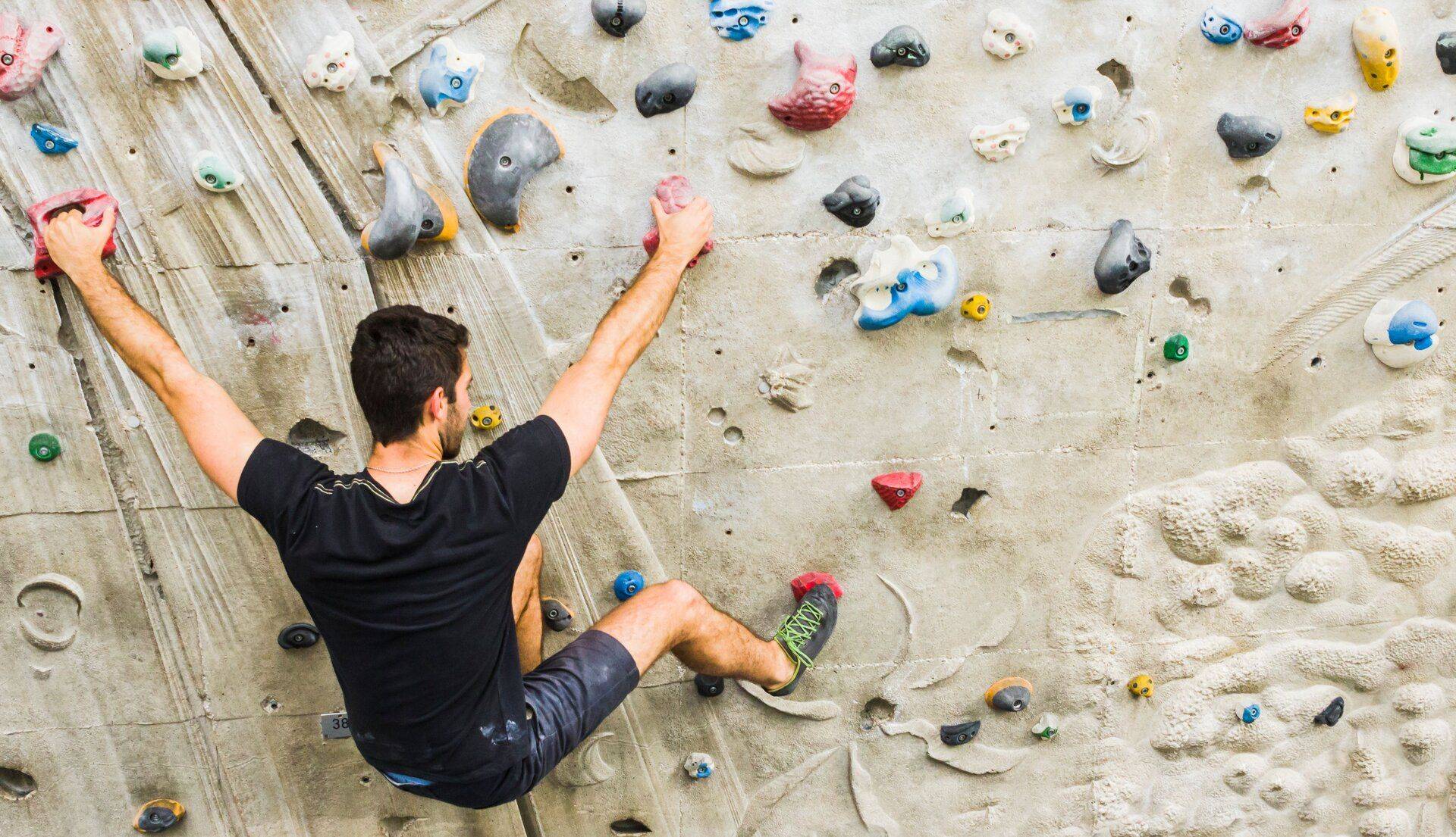 alternative fitness activities: man climbing indoor