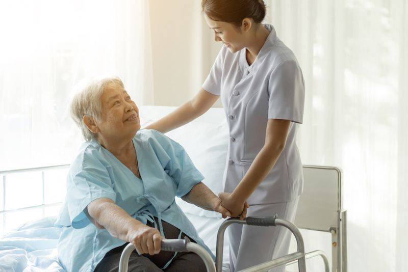 香港私家醫院護士照顧一位婆婆