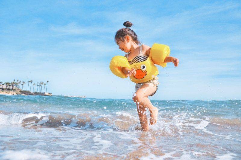 小女孩在海邊玩水